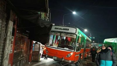 Video: un micro escolar perdió el control, atropelló a un ciclista y se incrustó en el frente de un local en Ciudadela