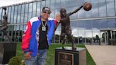 Los 76ers revelan estatua de Allen Iverson