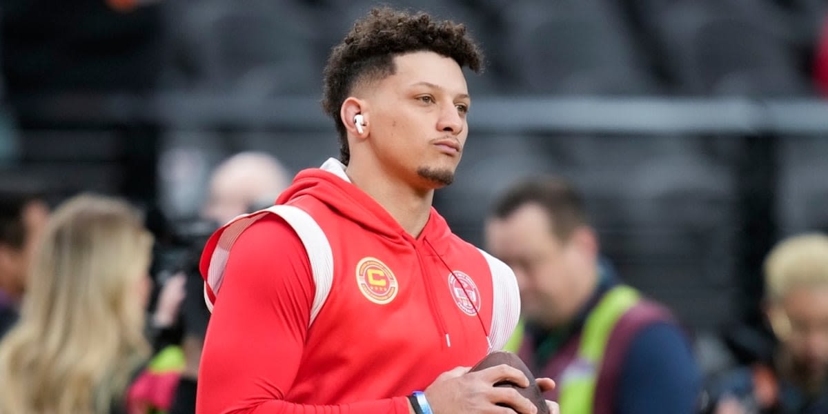 Patrick Mahomes appears at ‘Monday Night Raw’, lends Super Bowl rings to Logan Paul