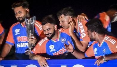 Indian cricket team members from Mumbai felicitated by Maharashtra government