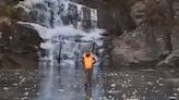 Un guía de trekking caminó sobre el lago congelado y el video se hizo viral