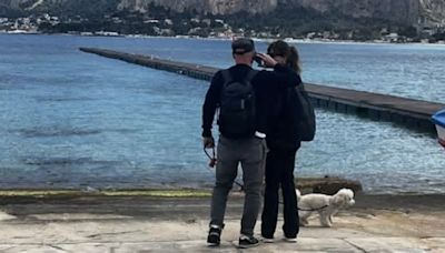 Luca Zingaretti e Luisa Ranieri tornano in Sicilia, sui social le foto dal molo di Mondello