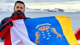 Una bandera canaria en el "último territorio virgen del Planeta"