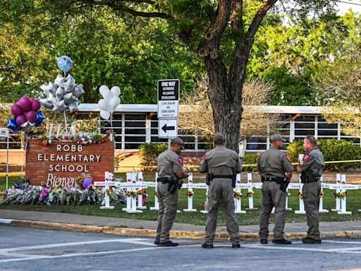 Exjefe de policía escolar de Uvalde, acusado por poner en riesgo a niños en tiroteo de la primaria Robb - El Diario NY