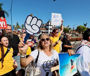 "Vivimos en coches y hostales": los trabajadores de Disneyland amenazan con convocar la primera huelga en 40 años