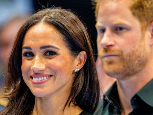 Meghan Markle, rare sortie au bras du prince Harry : la duchesse ose la mini-robe et dévoile des jambes interminables