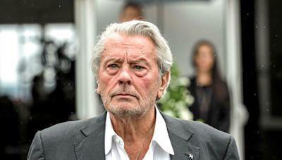 Alain Delon : la fille d’Ari Boulogne tente une action en Suisse pour établir sa paternité