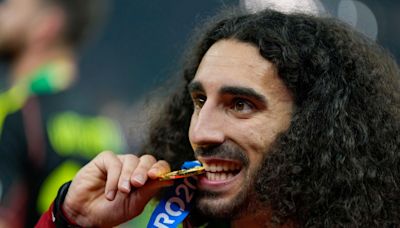 Promesa cumplida: Marc Cucurella se tiñó el cabello de rojo tras ganar la Eurocopa con España - El Diario NY