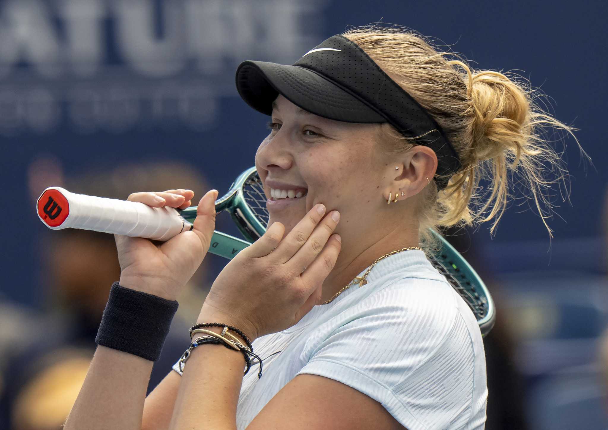 Amanda Anisimova beats Emma Navarro in windy National Bank Open semifinal