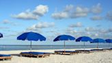 Mujer muere ensartada por el palo de una sombrilla de playa en Carolina del Sur