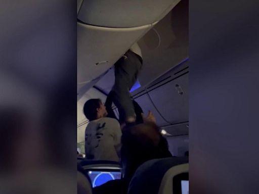 Viajeros atrapados en el techo y 30 heridos: las fuertes turbulencias de un vuelo Madrid-Montevideo de Air Europa