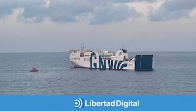Los primeros 123 pasajeros evacuados del 'Tenacia' llegan al puerto de Valencia
