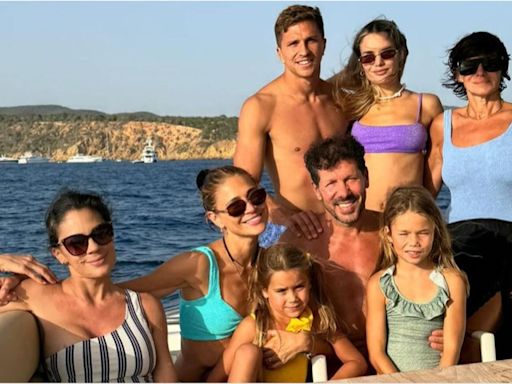 El Cholo Simeone navegó por los mares de Ibiza y su hijo Gianluca y su novia Eva Bargiela se robaron todas las miradas