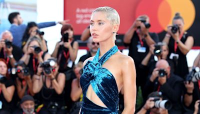 Mostra de Venise 2024 : Iris Law rivalise d’élégance dans une robe en velours aux découpes audacieuses