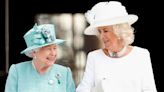 Reina consorte Camilla vestirá la túnica de coronación de la reina Isabel