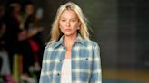 La espectacular reaparición de Kate Moss sobre las pasarelas en la 'Milan Fashion Week'