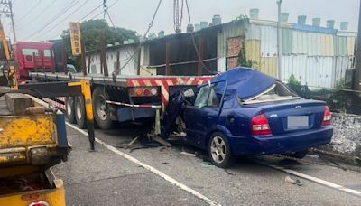 苗栗台1線轎車偏移撞路旁板車 「車頭消失」駕駛慘死！妻哭斷腸