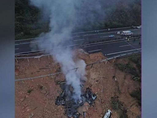 暴雨掏空路基！廣東往福建高速公路塌陷 18輛車掉坑洞爆炸起火