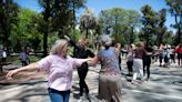 “Más zapatillas, menos pastillas”: el método “antiage” de un grupo de mujeres que intriga a los vecinos de Belgrano R