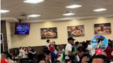Fans de RBD cenan en restaurante coreando canciones de la banda