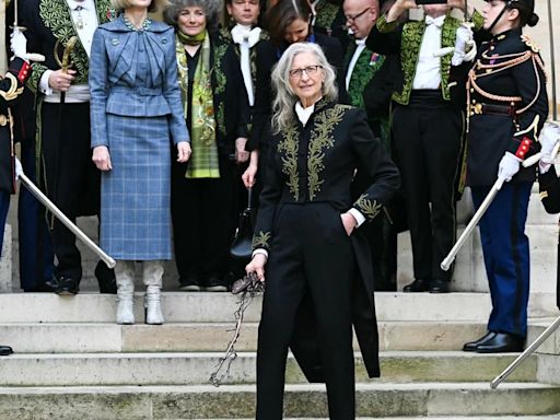 Louis Vuitton vistió a la emblemática fotógrafa Annie Leibovitz con un traje Napoleónico