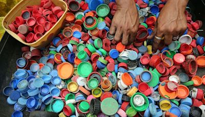 Los plásticos de colores más llamativos se deterioran antes, causando más microplásticos