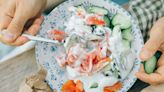 Salade de concombre au saumon et yaourt : la recette super légère parfaite quand il fait très chaud