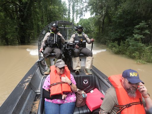 Rescatan a cientos de personas de inundaciones en Texas entre previsiones de más lluvias