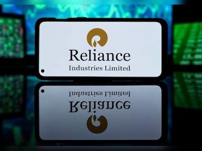 Reliance Industries Q1 Results: Net profit of ₹15,138 crore, revenue rises 11% from last year - CNBC TV18