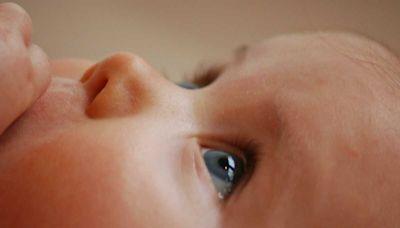 Couleur des yeux de bébé : comment évolue-t-elle, quand est-elle définitive et peut-on la prédire ?