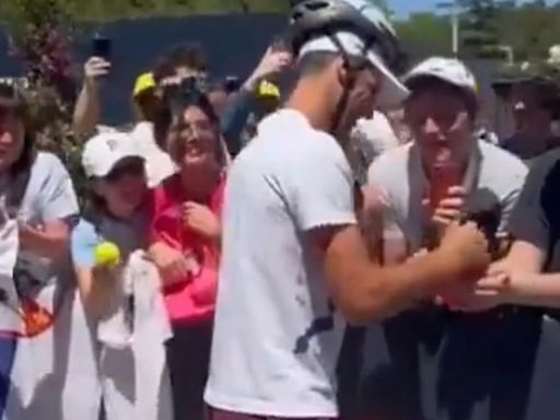 Novak Djokovic sorprendió a todos tras ser agredido con un botellazo en la cabeza: firmó autógrafos con un casco de ciclista