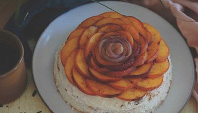 "À tester de toute urgence" : Christophe Michalak partage sa recette de tarte à la pêche ultra gourmande