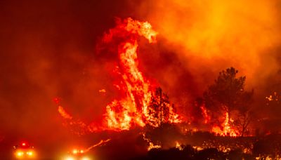 Crece gran incendio en California mientras el fuego arrasa gran parte del oeste de EEUU