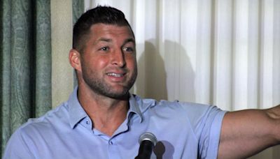 Tim Tebow has prayer brunch in Fort Myers. See photos and what the former UF quarterback said