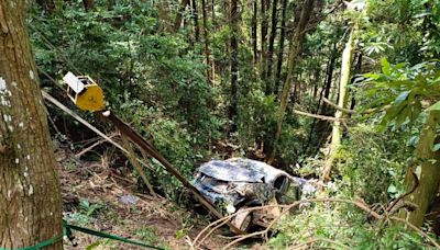 傻眼！過彎撞噴對向車「墜落50米深山谷」還波及他跌落邊坡掛彩