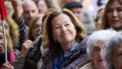 Carmen Romero, exmujer de Felipe González, presente en la manifestación de Ferraz en apoyo a Sánchez