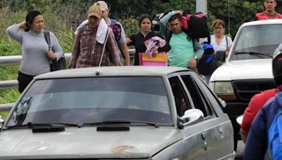Venezolanos cruzan el puente Simón Bolívar hacia Colombia