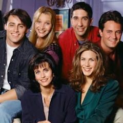 ‘Friends’: Jennifer Aniston, Lisa Kudrow and others in talks to reunite