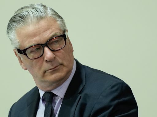 La defensa de Alec Baldwin pide desestimar su caso por "ocultación" de pruebas críticas