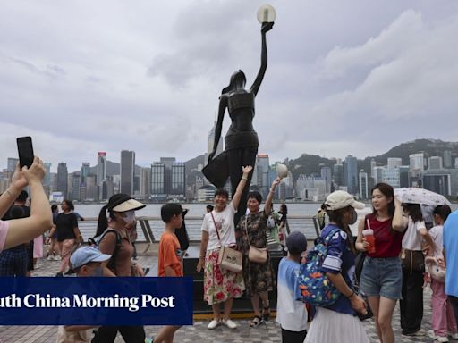 Hong Kong guide losing licence for threatening tourists shows low-cost tours are rife