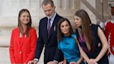 Los reyes Felipe VI y Letizia con sus hijas, en el balcón del Palacio Real: un taburete y una conversación