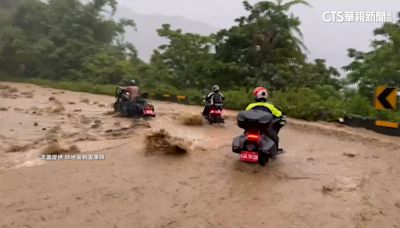 險！重機車隊跑山遇土石流險卡關 冒險涉水下山