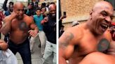 Mike Tyson entrena en una 'pelea callejera' ante un viejo rival