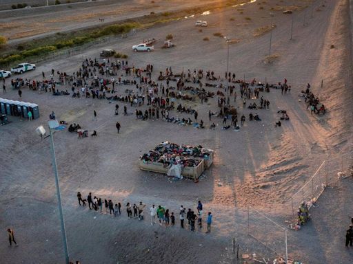 Defying crackdown, thousands of migrants travel in caravans to US border