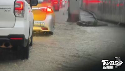 一早大暴雨！「整排機車泡湯」水灌道路 雙北慘況畫面曝│TVBS新聞網