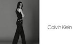 不只因為 Jennie：率性又性感，Calvin Klein 90s 直筒牛仔褲被列本季必買！