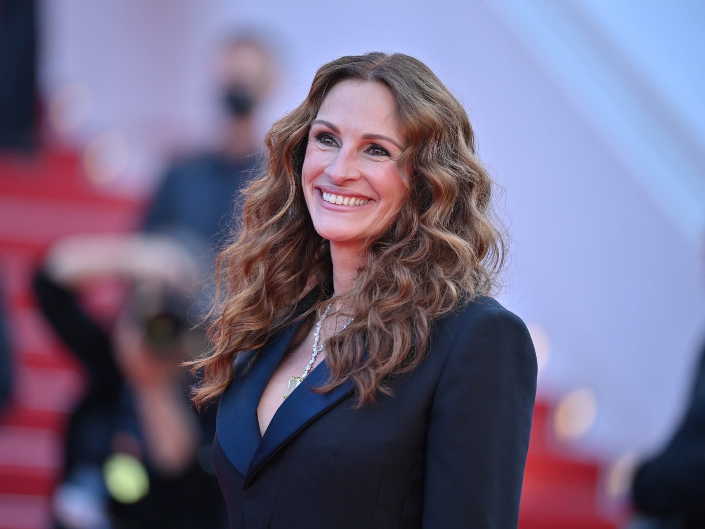 Things to Know About Julia Roberts' Life Outside the Spotlight