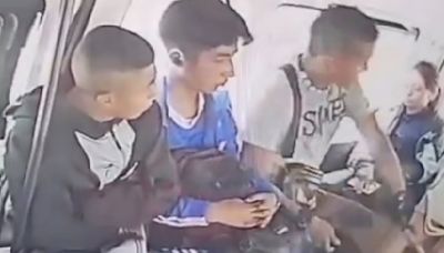 Filtran rostros de asaltantes en combi de Naucalpan tras video viral, ¿los reconoce?