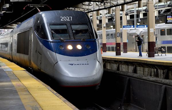 NJ Governor Blasts Amtrak Over ‘Unmitigated Disaster’ in Rush Hour Commute