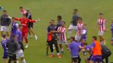 Batalla campal en el fútbol uruguayo: trompadas, patadas y empujones tras el final de Defensor Sporting vs. River Plate